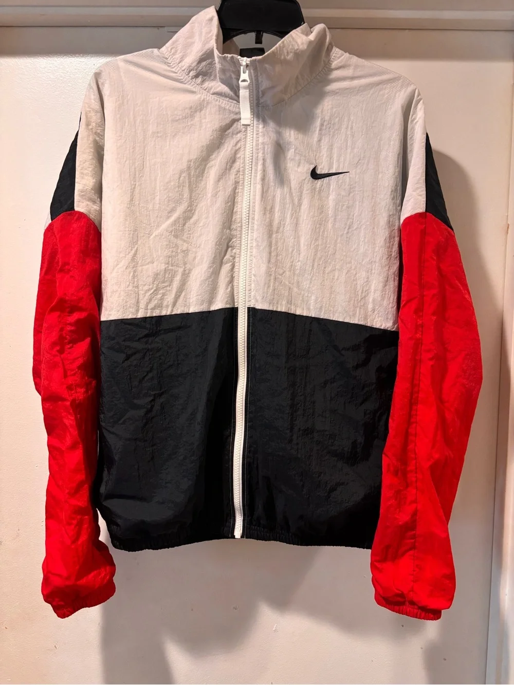Nike Men’s White/Black/Red Colorblock Windbreaker